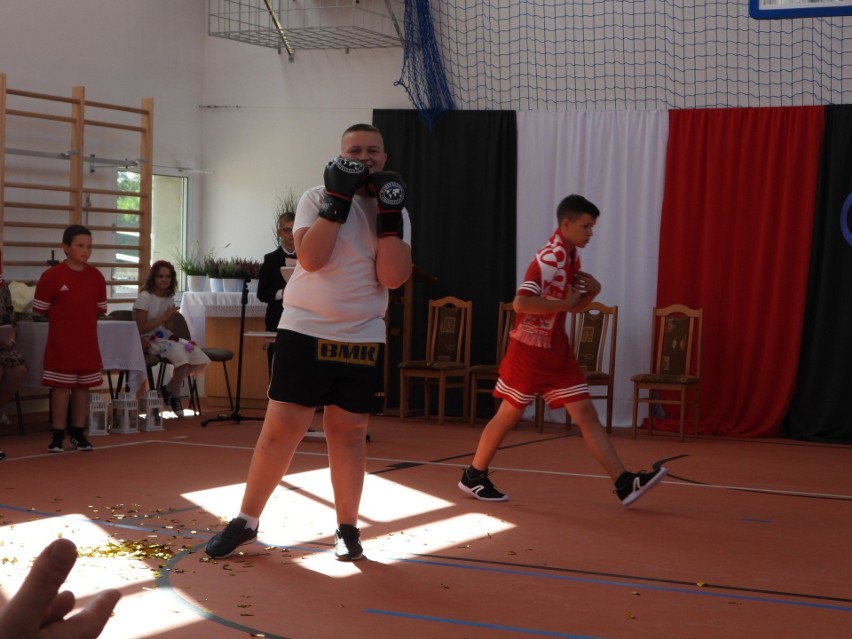 Uczniowie w Dzierzkówku Starym w gminie Skaryszew mają już w szkole nową halę sportową. Zobacz zdjęcia