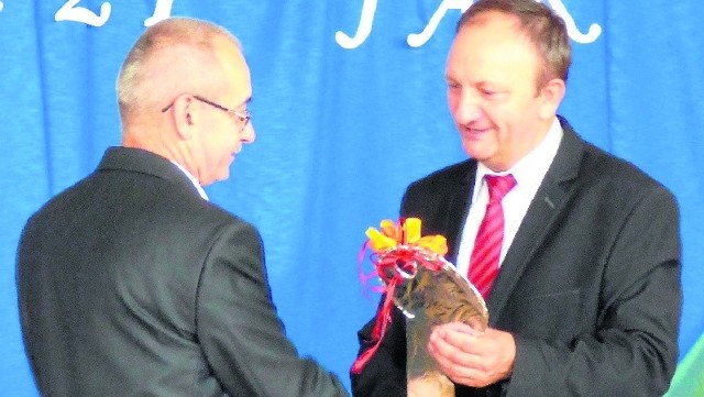 Jerzy Giereś otrzymał od wójta Józefa Zuwały... klucz do stadionu.