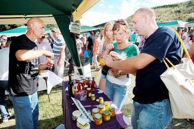 W sierpniu w Grucznie Józef Siadak (po lewej) wystawił na sprzedaż kilka słoików swojego chrzanu z miodem. Dziś ma już tylu klientów, że zdecydował się otworzyć przetwórstwo. 