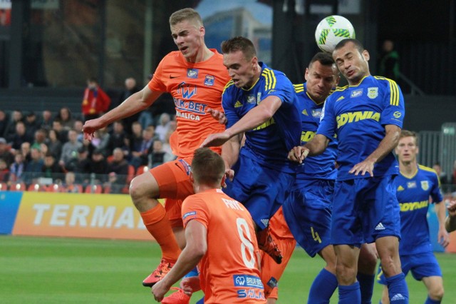 W poprzednim sezonie w meczu rozegranym w Niecieczy "Słoniki" (pomarańczowe stroje) pokonały Arkę Gdynia 2:0