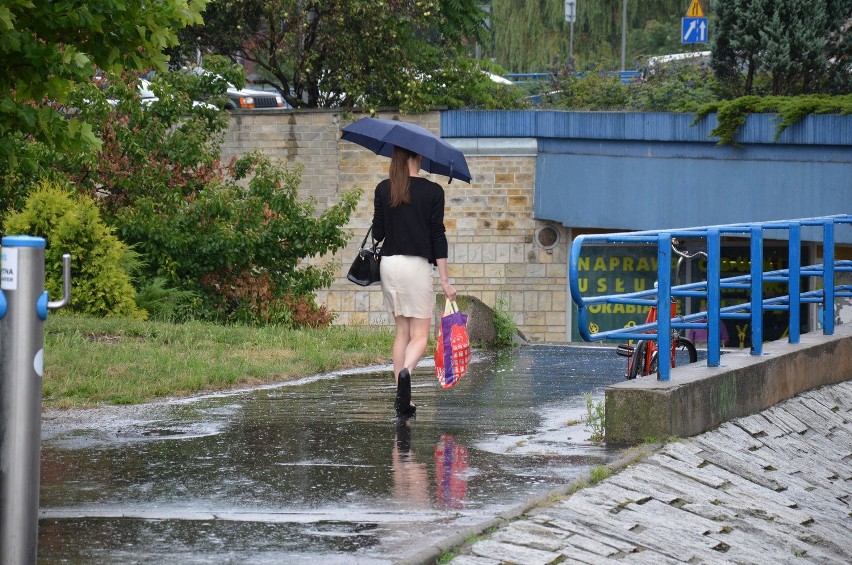 Meteorolodzy ostrzegają przed burzami z gradem. We Wrocławiu już pada (GDZIE JEST BURZA, RADAR)