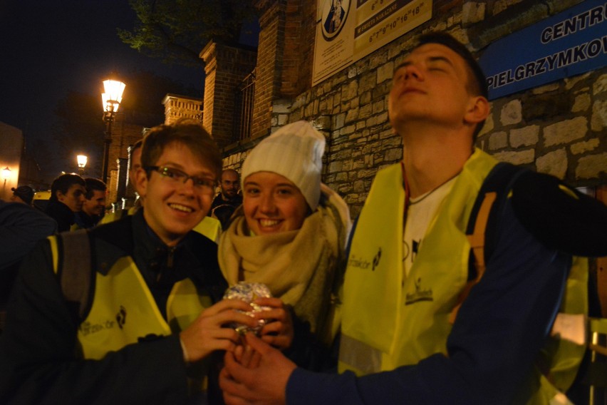 Nocna pielgrzymka z Piekar do Częstochowy ZDJĘCIA