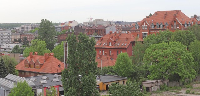 Widok z dachu Wydziału Prawa Uniwersytetu Śląskiego w Katowicach. W bliskim sąsiedztwie budynku znajduje się również wiele innych interesujących obiektów.Zobacz kolejne zdjęcia. Przesuwaj zdjęcia w prawo - naciśnij strzałkę lub przycisk NASTĘPNE