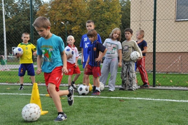 Najmłodsza grupa UKS Junior Zbąszynek regularnie korzysta z orlika, ciekawe jak to będzie u sąsiadów za miedzą...