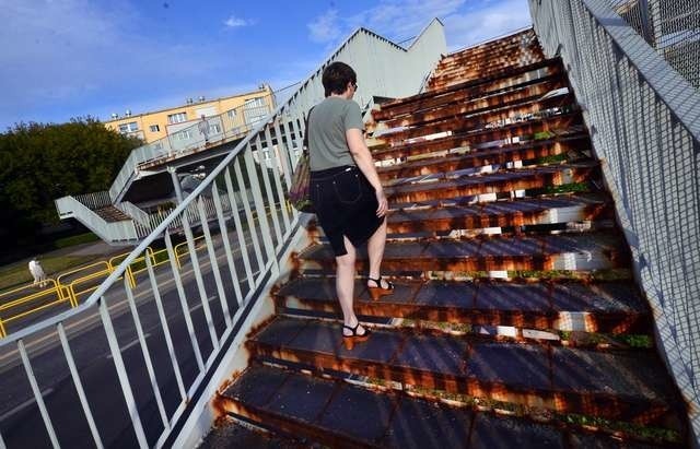 Skorodowane schody prowadzące na przejście wyglądają strasznie. Mieszkańcy zastanawiają się, czy kładka dotrwa do remontu