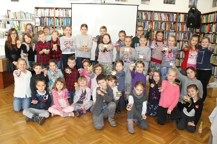 Ferie zimowe nad morzem. Kreatywna Pracownia Plastyczna w bibliotece w Międzyzdrojach [ZDJĘCIA]