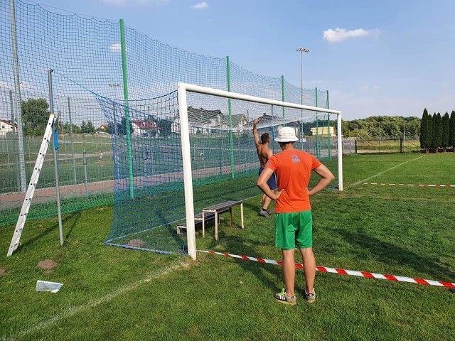 Od kilku dni trwa remont murawy boiska Chojniaka Wieniawa. Już wkrótce, czołowy, A-klasowy klub będzie miał nowoczesną płytę. Specjalna firma wycina stare fragmenty murawy i wstawia nowe. Potrzebny będzie jeszcze czas, aby trawa się ukorzeniła. Jednocześnie poprawiane są siatki na piłkochwytach. ZAPRASZAMY DO OBEJRZENIA ZDJĘĆ =====>>