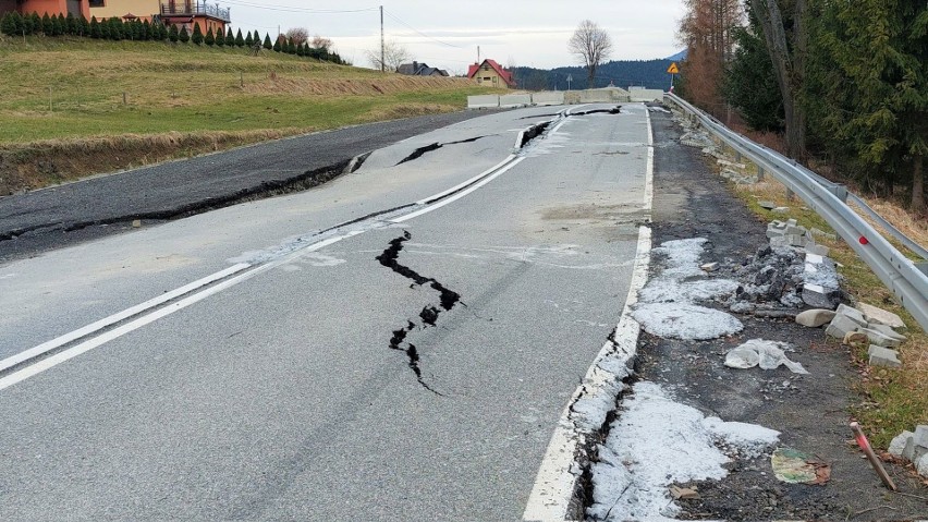 Coraz większe pęknięcia mimo zamknięcia drogi