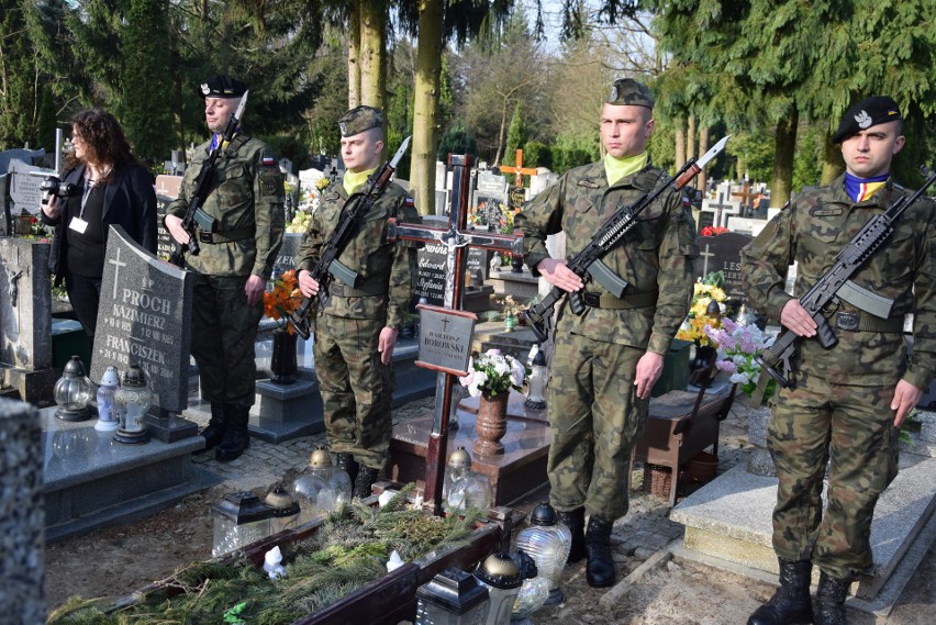 O 8.41, dokładnie w godzinę katastrofy smoleńskiej, na...