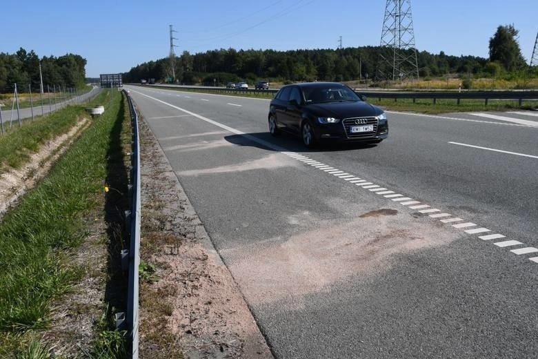 Tajemnicza śmierć 21-latka na ekspresowym odcinku obwodnicy Kielc. Są nowe wątki, policja dotarła do kierowcy  