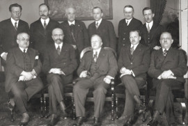 2 Prezydium BBWR z wizytą u marszałka Senatu Juliana Szymańskiego w 1929 Kościałkowski siedzi drugi od prawej