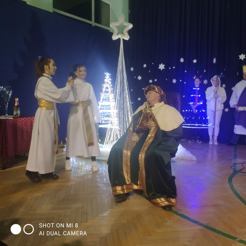 Noworoczny Koncert Kolęd i Pastorałek w sandomierskim „Rolniku”. Młodzież przygotowała inscenizację i śpiewała kolędy. Zobacz zdjęcia  