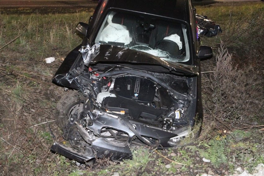 Śmiertelny wypadek na wyjeździe z Wrocławia. BMW wypadło z drogi