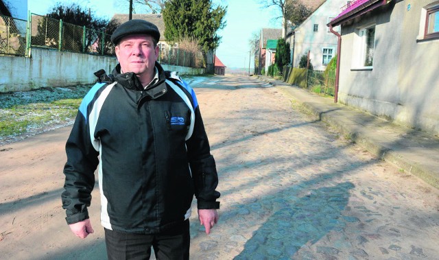 Prawie 50 lat mieszkańcy Dalewa czekali na remont gminnej drogi biegnącej przez ich miejscowość.  O remoncie zadecydował  przypadek - gmina nie otrzymała dofinansowania na inną inwestycję.