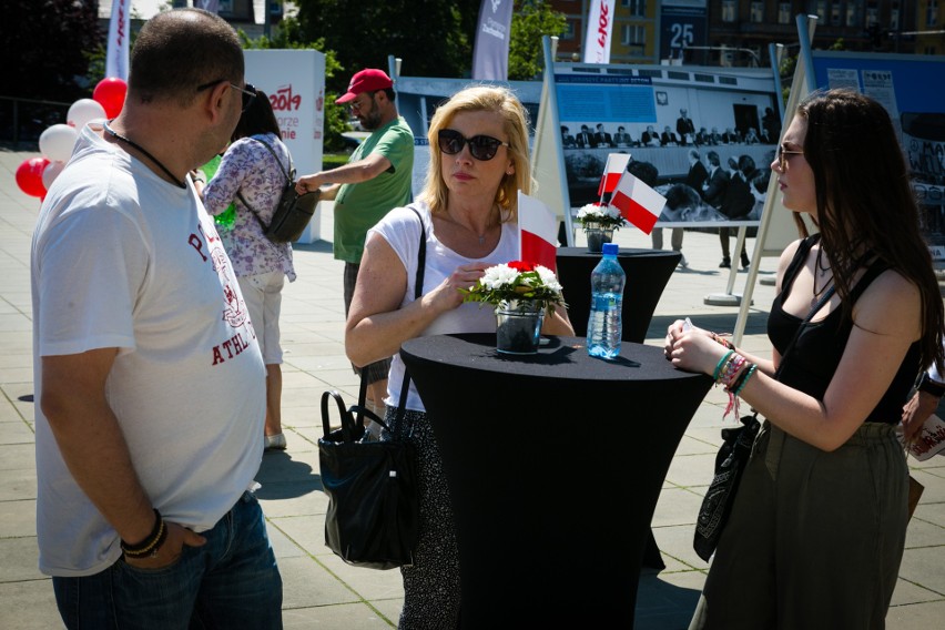 Wolność smakuje paprykarzem. Na pl. Solidarności w nietypowy sposób rozpoczęto dzisiejsze obchody