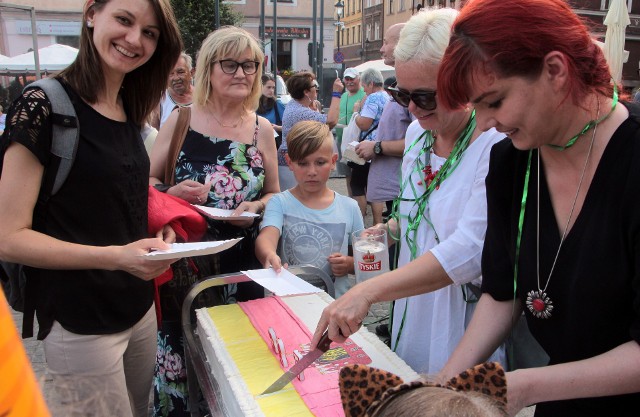 We wtorek przypada  728. rocznica nadania  Grudziądzowi praw miejskich przez mistrza krzyżackiego Meinharda z Kwerfurtu. Z tej okazji członkowie Stowarzyszenia Obywatelski Grudziądz częstowali tortem przechodniów na Rynku. Zaśpiewano też „1000 lat!” dla miasta