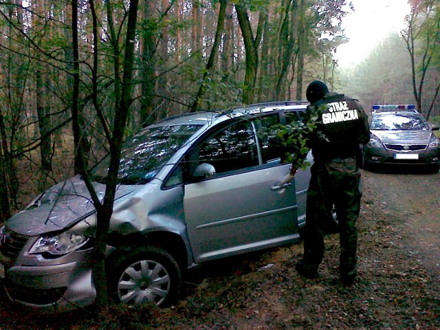 Kierowca volkswagena tourana zjechał do lasu i kontynuował ucieczkę. Wypadł jednak z drogi i uderzył w drzewa. Uciekł.