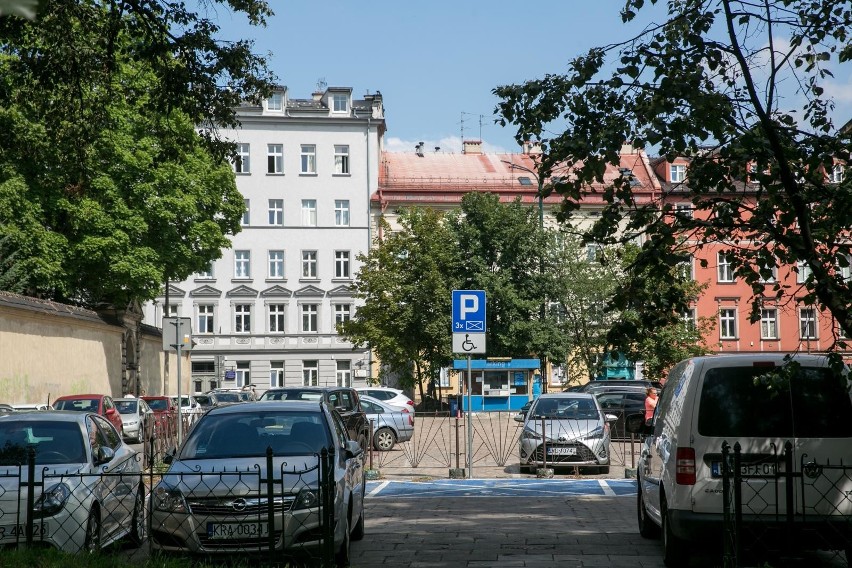 Kraków. Nowy plac Biskupi. Urzędnicy zwlekają, mieszkańcy czekają