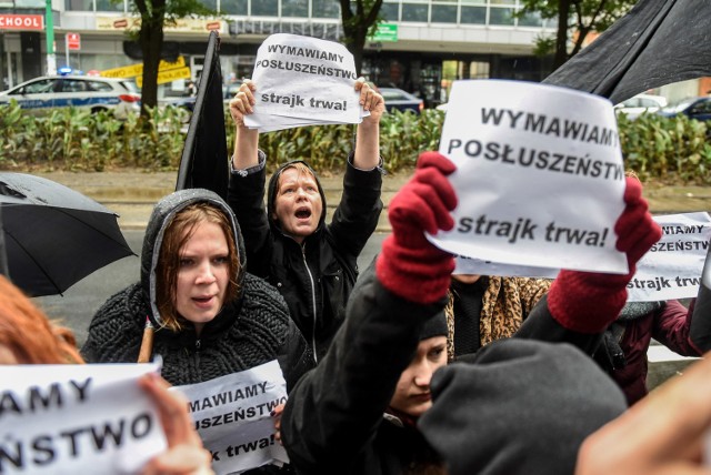 Koniec dyskusji o aborcji. Rząd przestraszył się kobiecych parasolek?