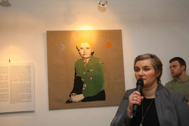 Podczas wernisażu po ekspozycji oprowadzała dr Joanna Hytrek-Hryciuk. W głębi portret mjr Janiny Karasiówny.