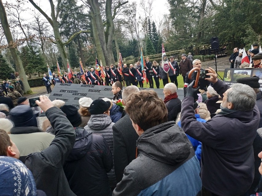 SZCZECIN. Na cmentarzu komunalnym w Szczecinie odsłonięto...