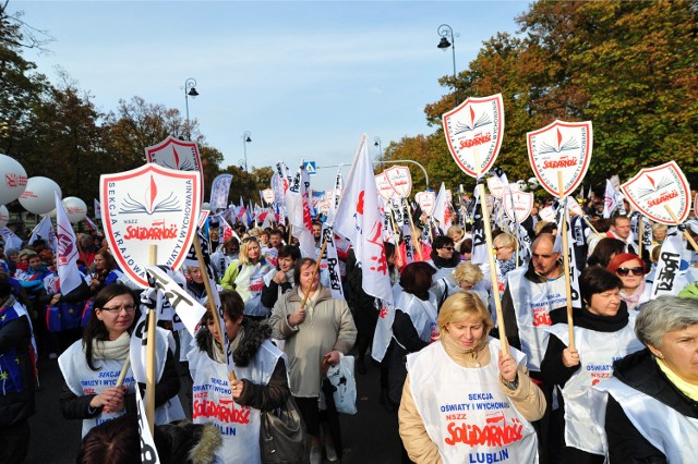 Na zdjęciu protest nauczycieli przed Kancelarią Premiera 14 października 2015 roku. Jutro podobny protest odbędzie się w Toruniu.