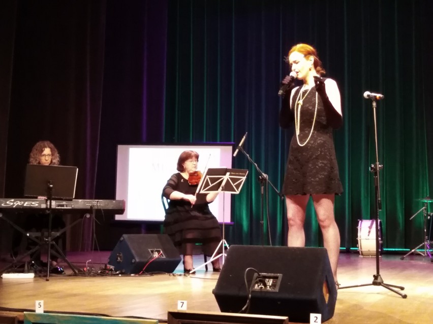 Wzruszający występ Piotra Pluty podczas koncertu "Muzyka i filantropia" w Centrum Kultury w Jędrzejowie  (DUŻO ZDJĘĆ)