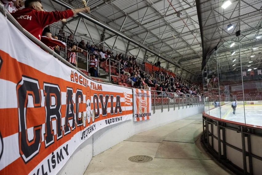 Hokejowi kibice Cracovii wrócili na trybuny