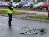 W centrum Stalowej Woli opel potrącił kobietę jadącą na rowerze
