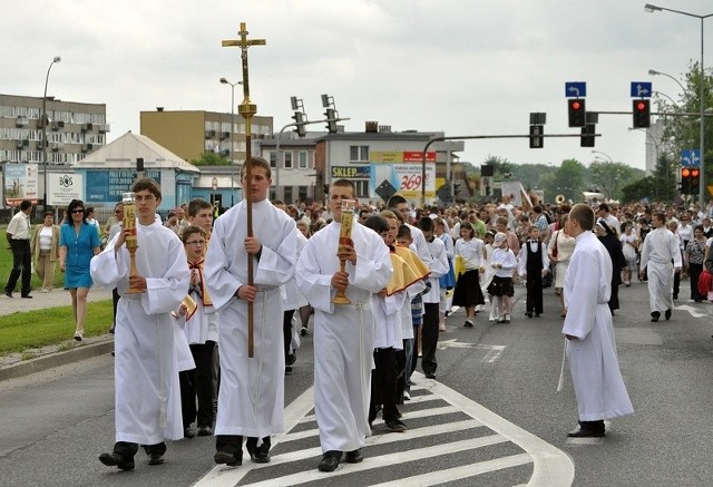 W głównej procesji Bożego Ciała w Tarnobrzegu według szacunków organizatorów, uczestniczyło ponad 2 tysiące wiernych.