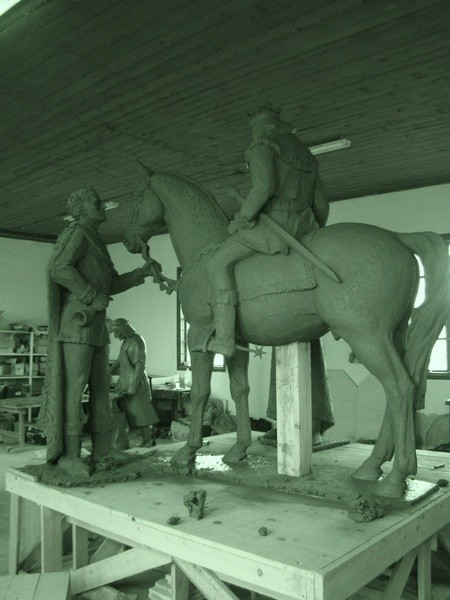 Z okazji 600-lecia bitwy pod Grunwaldem z żywicy poliestrowej wykonano pełnowymiarowe rzeźby postaci historycznych.