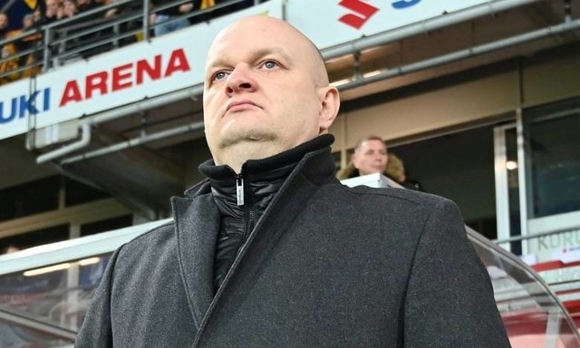 We wtorek odbyła się wideokonferencja, podczas której UEFA przedstawiła założenia dotyczące rozgrywek ligowych, pucharowych i reprezentacyjnych w najbliższym okresie. Z ustaleń wynika m.in., że jeśli sytuacja pozwoli, zostaną podjęte maksymalne wysiłki, aby wszystkie rozgrywki w ligach krajowych oraz europejskich pucharach zostały ukończone do 30 czerwca 2020 roku. - Jeżeli byłoby to możliwe, abyśmy rozegrali w tym czasie pozostałe spotkania, to bardzo bym się z tego cieszył. Myślę, że chyba wszyscy będą najbardziej szczęśliwi, jeśli będziemy mogli dokończyć te rozgrywki i dobrze by było, aby na boisku rozstrzygnięto o tym kto spada z ligi, zdobywa mistrzostwo lub awansuje do europejskich pucharów - mówi Maciej Bartoszek, trener Korony Kielce, cytowany przez oficjalną klubową stronę. Jak wygląda sytuacja piłkarzy Korony? - Do końca bieżącego tygodnia zawodnicy mają rozpisane indywidualne zajęcia. Piłkarze dwa razy dziennie przesyłają swoje temperatury i w momencie, gdyby pojawiły się u nich jakiekolwiek objawy grypy, to wówczas mają kontaktować się ze sztabem medycznym. Jako trenerzy planujemy treningi indywidualne pozostałym zawodnikom oraz je monitorujemy. Do końca tygodnia tak to będzie wyglądało, a jak będzie później, to zobaczymy - dodał trener Maciej Bartoszek. (dor)