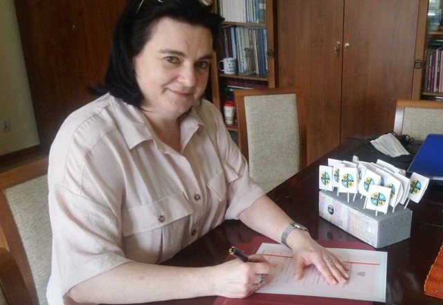 Joanna Raźniewska, dyrektor III LO w Opolu w piątek podpisywała ostatnie świadectwa. Szkołę zakończyło 131 uczniów.