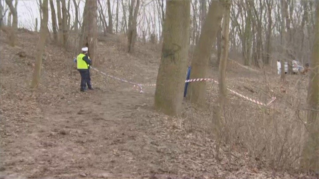 Gdańsk - Brzeźno. Ciało młodej kobiety ukryte w krzakach (wideo)