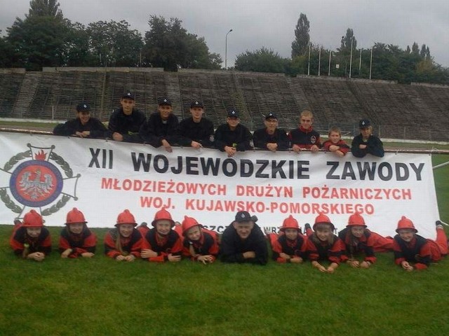 Ekipa młodzieżowa OSP w Straszewie na bydgoskich zawodach. W środku na pierwszym planie - Stanisław Lewandowski, naczelnik jednostki.