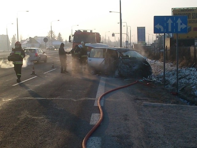 Kierowca renaut stracił panowanie nad samochodem w Wielogórze i ściął słup.