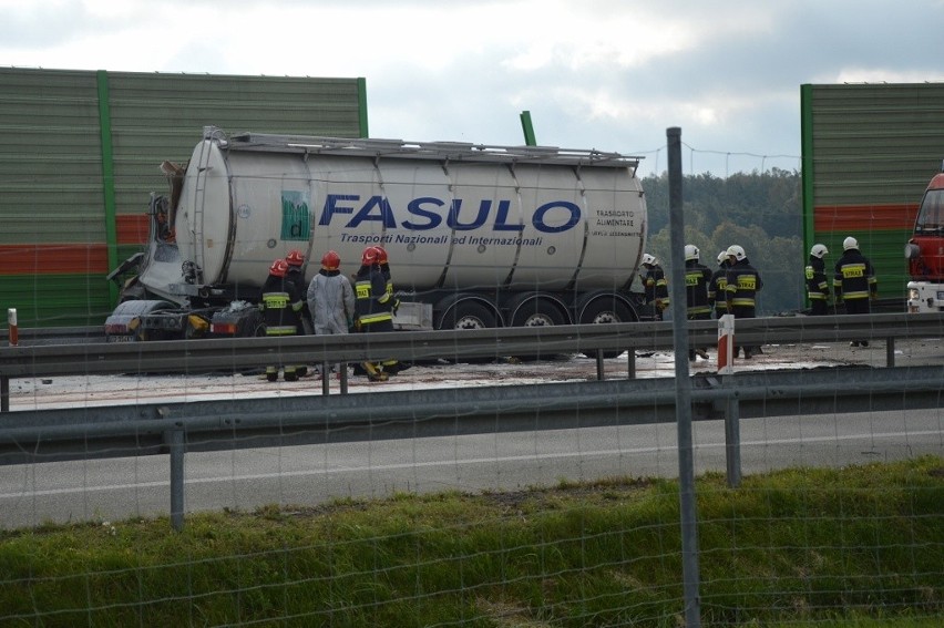 Wypadek na S8 w Lubochni koło Tomaszowa. Zderzenie cysterny z autokarem. Ranni żołnierze [ZDJĘCIA]