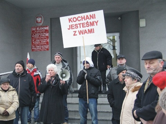 Kilkadziesiąt osób protestowało dzisiaj w Przeworsku przed siedzibą sądu. Domagali się, aby czwórka dzieci z Rozborza wróciła do rodziców.