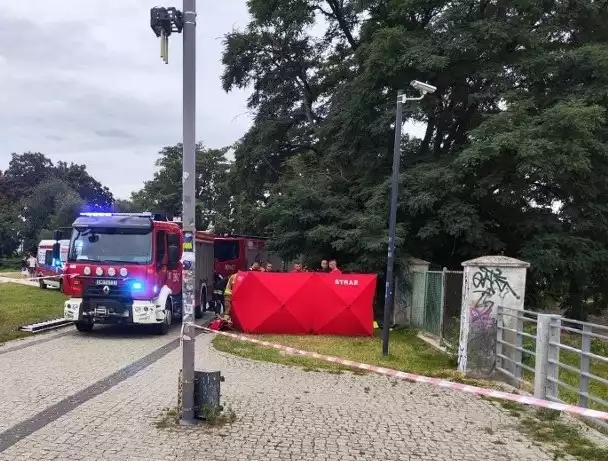 W środę (2 sierpnia0 na wyspie Słodowej  we Wrocławiu doszło do tragicznego wypadku. Młody mężczyzna wskoczył do Odry. Musiały interweniować służby. Pomimo reanimacji, mężczyzna zmarł.