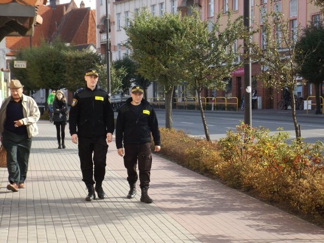 Na wczorajszym patrolu strażnicy miejscy: (od lewej) mł. str. Waldemar Ossowski oraz apl. Tomasz Kobierowski.