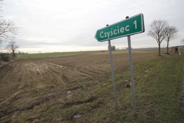 To ledwie kilka domów i jedna droga - tak wygląda wieś Czyściec. Jedyna o takiej nazwie w całej Polsce. Do Szamotuł stąd 12 kilometrów (dwa autobusy dziennie), do Poznania (jeden autobus dziennie) - ponad 40 kilometrów. Postanowiliśmy odwiedzić to wyjątkowe miejsce z aparatem. Zobaczcie zdjęcia!