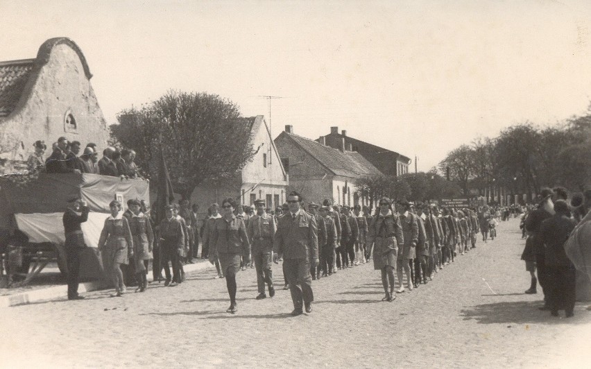 Rok 1975. Osięciny. Pochód pierwszomajowy