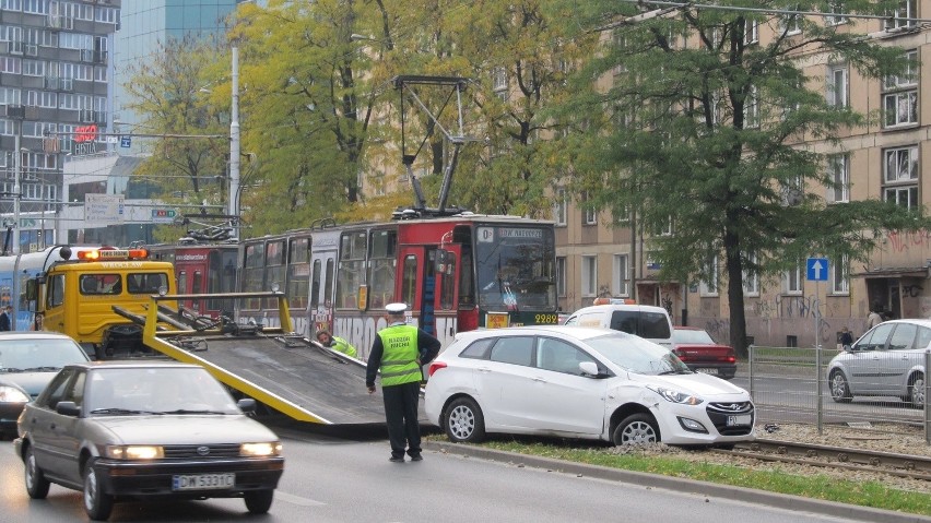 Wrocław: Zderzenie tramwaju z autem na Piłsudskiego (ZDJĘCIA)
