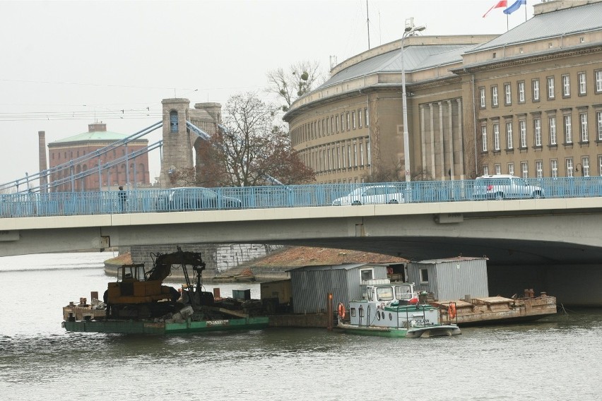 Spod mostu Pokoju wyciągnięto elementy płyt chodnikowych,...