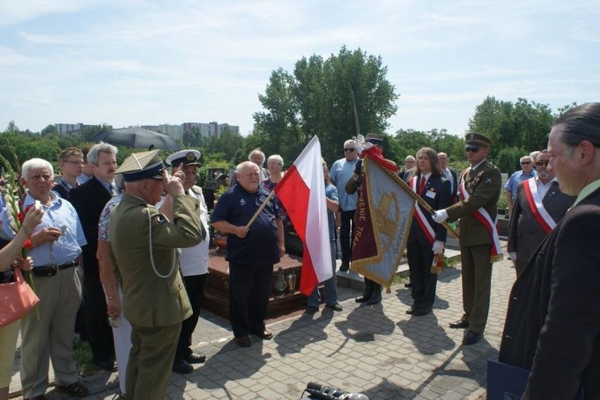 Co rok rocznica śmierci Edwarda Gierka gromadzi na cmentarzu...