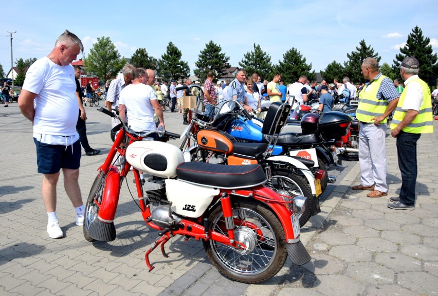 Grębów. Zjazd starych motocykli. "Najpiękniejsze w nich jest ryzyko" [ZDJĘCIA]