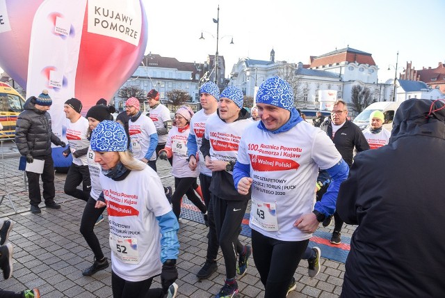 Punktualnie o 9.00 w piątek z Bydgoszczy i Torunia ruszyły zespoły sztafetowe w trzydniową biegową przygodę z metą w Pucku. Ta sportowo-patriotyczna impreza wpisuje się w obchody 100-lecia powrotu Kujaw Zachodnich i Pomorza do Wolnej Polski. Honorowym starterem sztafet w Toruniu był Marcin Lewandowski, a jedną z uczestniczek ze sztafety Akademii Marynarki Wojennej jest Agata Brygoła, była reprezentantka Polski w windsurfingu, medalistka mistrzostw świata i Europy. Sztafety z obu miast połączą się w Warlubiu, a w niedzielę dotrą do Pucka. Tam biegacze wezmą udział w obchodach 100-lecia zaślubin Polski z morzem i w paradzie rekonstrukcyjnej odtwarzającej przybycie generała Hallera.