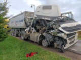 Bardzo groźny wypadek pod Wrocławiem. Niewiele zostało z kabiny ciężarówki, co z kierowcą? [ZDJĘCIA]