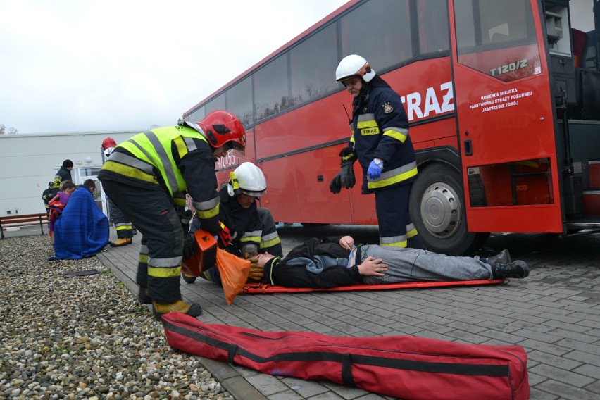 Przy autostradzie A1 w Żorach autobus stanął w ogniu. Strażacy wyciągali rannych ZDJĘCIA