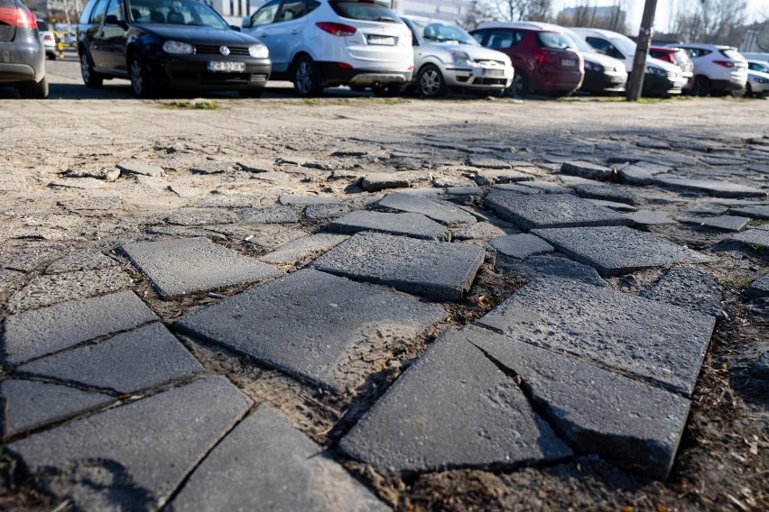 Kraków, okolice stadionu Wisły Kraków. Chodnik przy Reymonta...